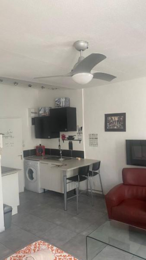 Le Suffren, ventilé ,wifi, à 100 m de la plage